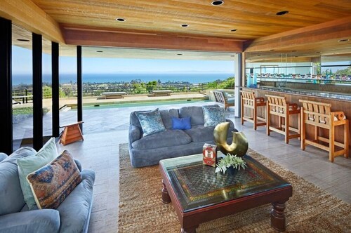 Luxurious Contemporary Home with Spectacular Views