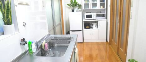 Fridge, microwave, stovetop, cookware/dishes/utensils