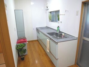 Kühlschrank, Mikrowelle, Herdplatte, Kochgeschirr/Geschirr/Besteck