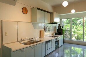 Refrigerador, microondas, parrilla de estufa y utensilios de cocina