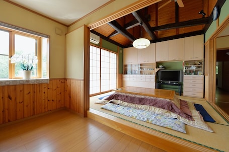 2 bedrooms, desk, iron/ironing board, bed sheets. Relax in a traditional house at the foot of Nasu - Omori House / Nasushiobara Tochigi