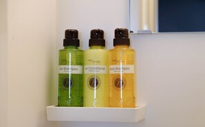 Kostenlose Toilettenartikel, Haartrockner, Handtücher