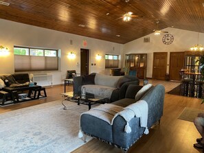 Smart-tv, eldstad, en stereo och kontor