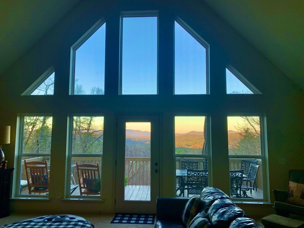 Mountain views, game room, hot tub , king bed 