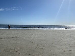 Sur la plage, chaise longue