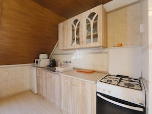 Fridge, microwave, dishwasher, cookware/dishes/utensils