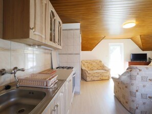 Fridge, microwave, dishwasher, cookware/dishes/utensils - Apartment Moni 2 by Interhome (Balatonszemes)