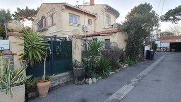 Enceinte de lâhĂ©bergement