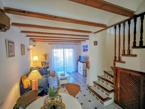 Télévision, cheminée, livres