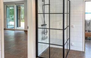 Shower - Lovely home in Bolmsö with sauna (Bolmsö)