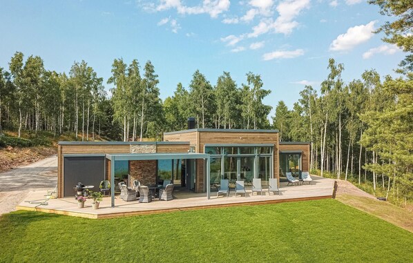 Outdoor dining - Lovely home in Bolmsö with sauna (Bolmsö)