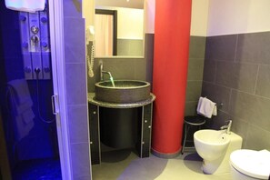 Ensemble douche/baignoire, sèche-cheveux