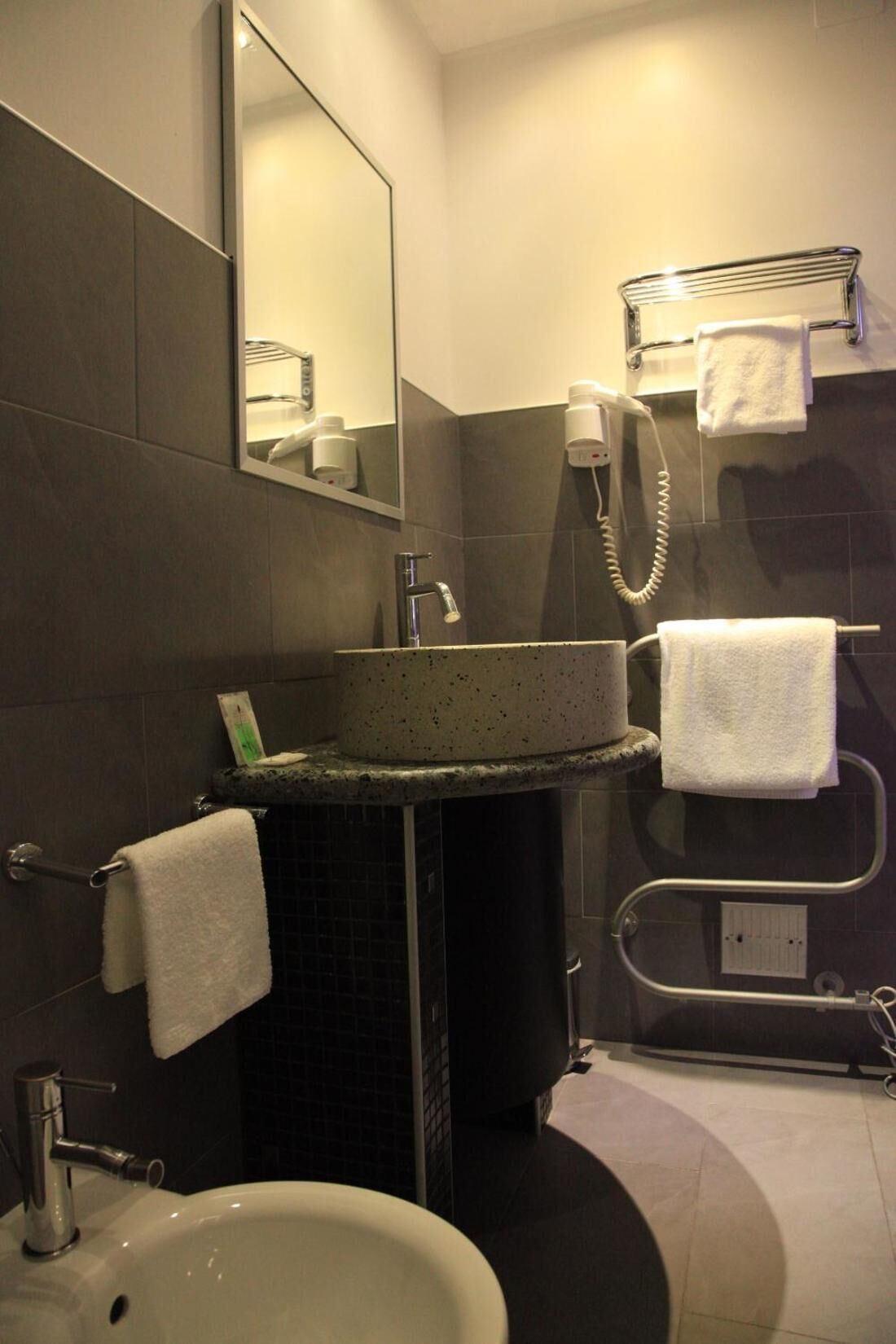 Ensemble douche/baignoire, sèche-cheveux