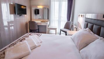 Nệm Tempur-Pedic, minibar, két bảo mật tại phòng, bàn