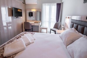 Camas Tempur-Pedic, frigobar, cofres nos quartos, escrivaninha