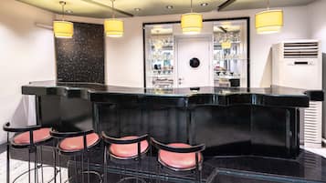 2 bars/lounges