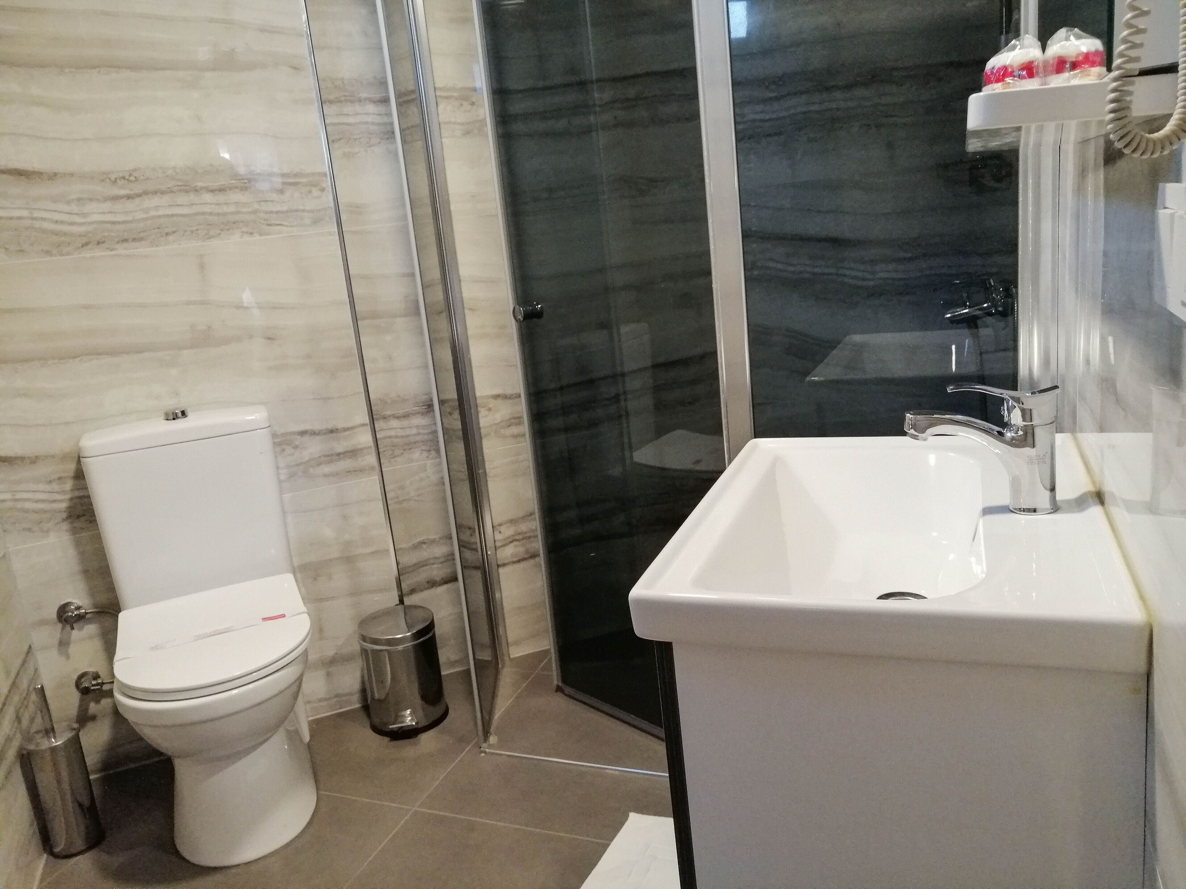 standard twin room | bathroom | shower, free toiletries, hair dryer, slippers