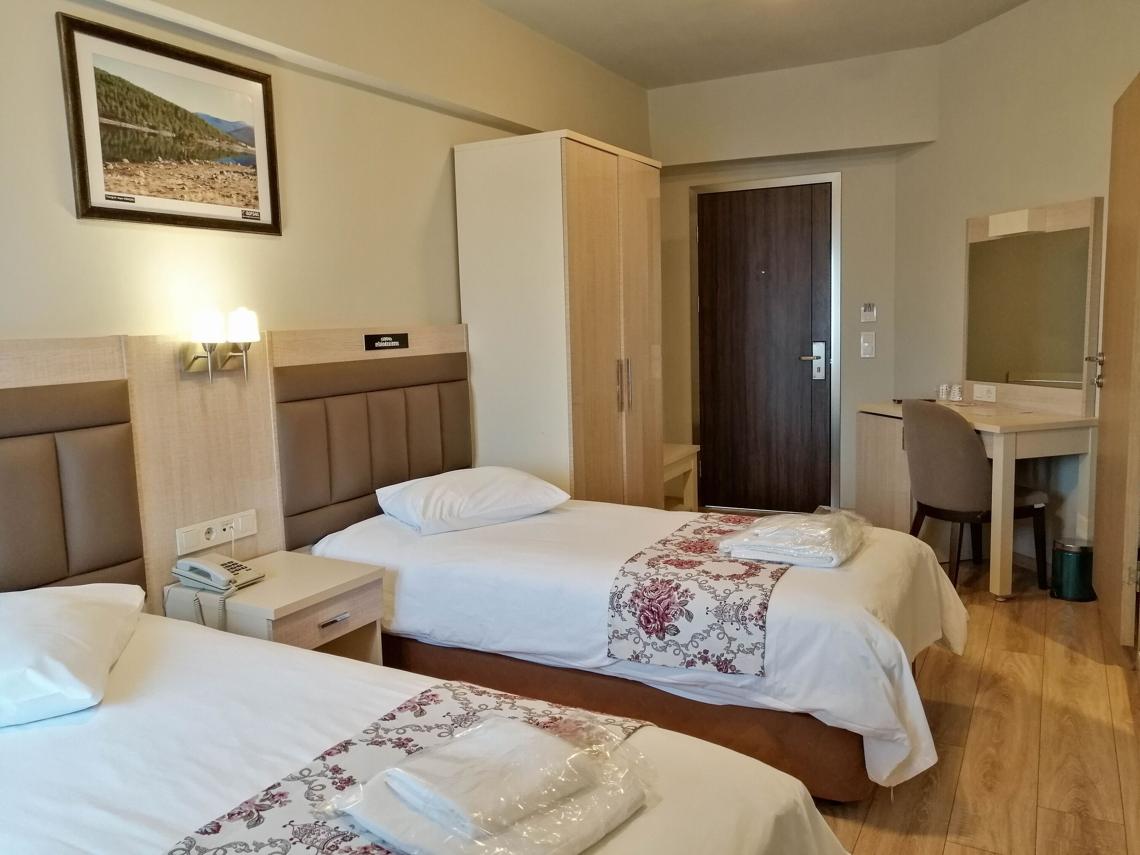 standard twin room | 1 bedroom, tempur-pedic beds, minibar, in-room safe