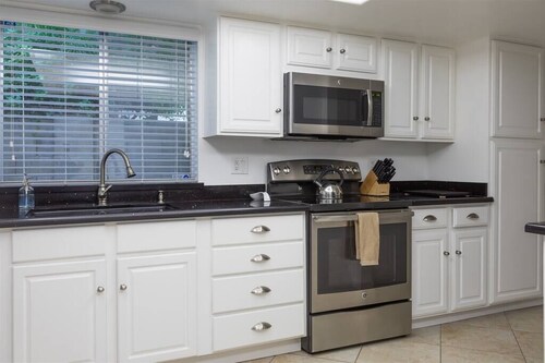 Quiet house, pool, patio, BBQ, citrus