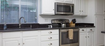 Quiet house, pool, patio, BBQ, citrus