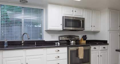 Quiet house, pool, patio, BBQ, citrus