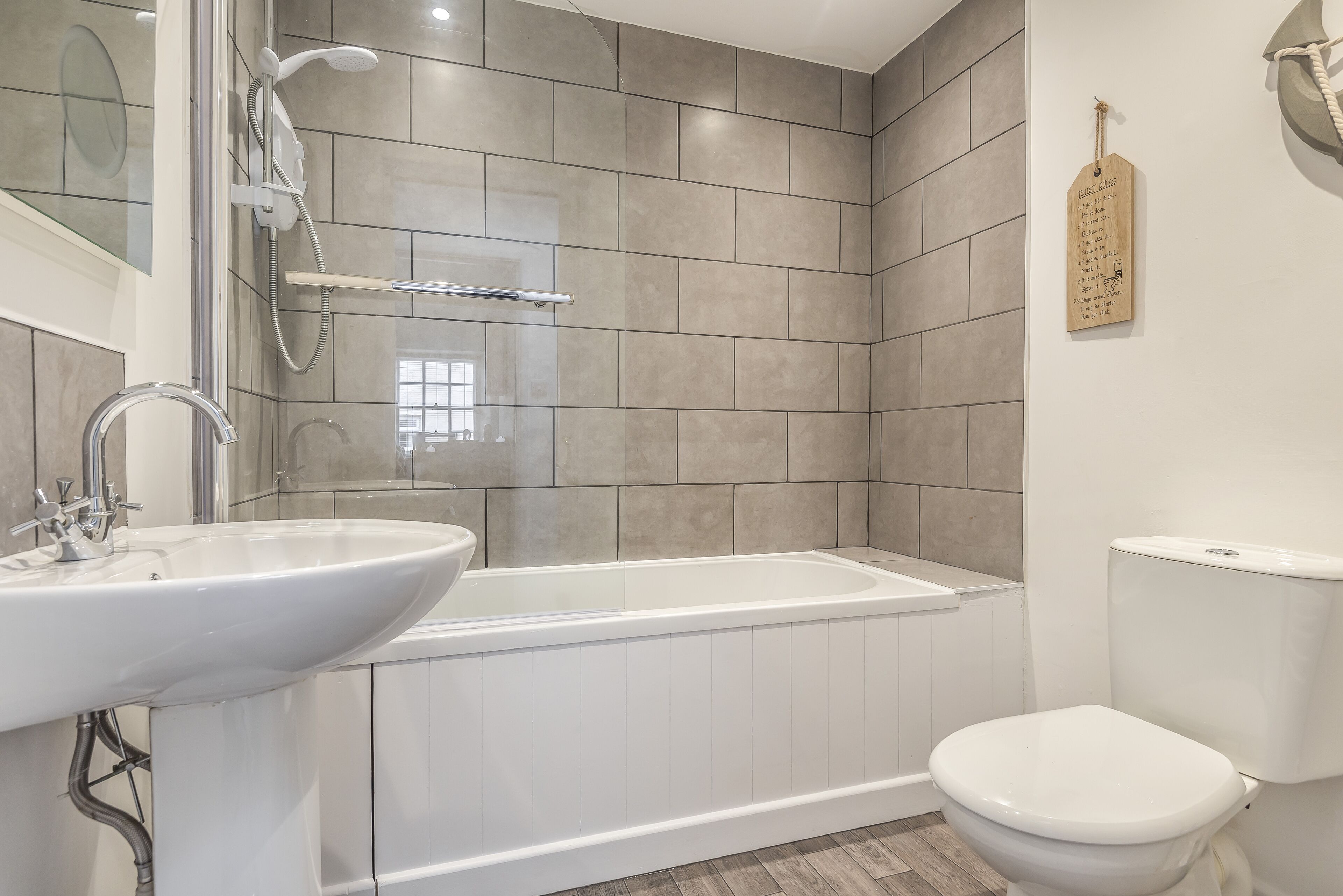 Une salle de bain avec une baignoire, un lavabo et des toilettes.