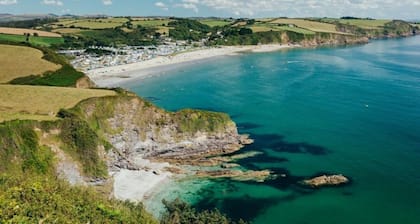 Cosy Cornish Cottage By The Sea and Local Pub