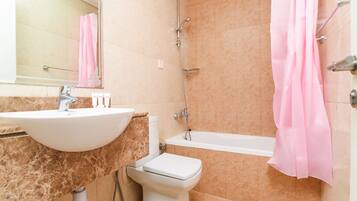 Classic Apartment | Bathroom | Shower, hydromassage showerhead, towels