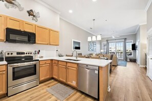 Frigorifero, microonde, forno, piano cottura