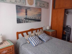 1 slaapkamer, een strijkplank/strijkijzer, beddengoed