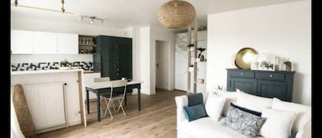 Smart-tv, tv-spel, dvd-spelare och en stereo