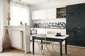 Køleskab, mikrobølgeovn, ovn, kogeplade