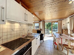 Fridge, microwave, oven, stovetop - Charming Central Apartment with Garden Access in Combloux (Combloux)