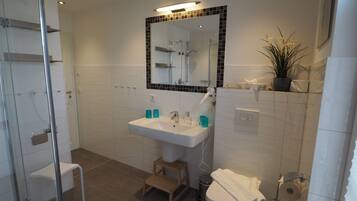 Badewanne, Haartrockner, Seife, Toilettenpapier