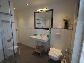 Een bad, een haardroger, zeep, toiletpapier