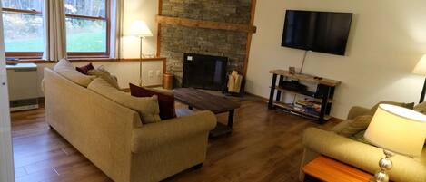 Smart-tv och eldstad