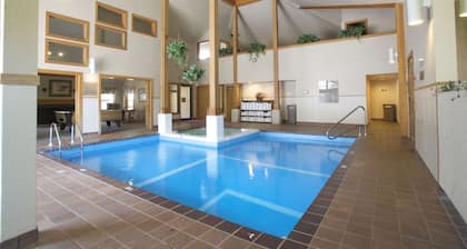 Luxe Trailside! Bike + Ski On/Off. Closest unit to hot tub, lift, hotel & trail!