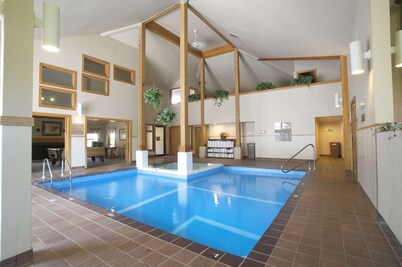 Luxe Trailside! Bike + Ski On/Off. Closest unit to hot tub, lift, hotel & trail!