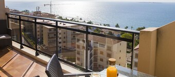 Beautiful apartment facing the sea