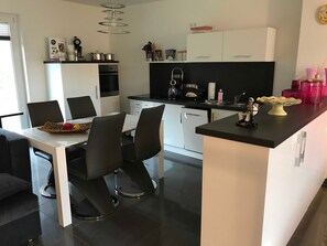 Unclassified image, 3 of 18, button