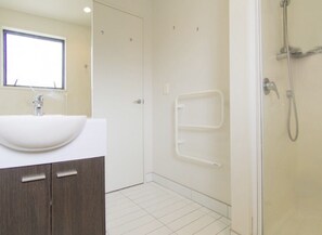 Hair dryer, towels, soap, toilet paper - Villa 4 Aqua Soleil by the beach  (Waikato)