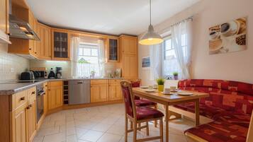Kühlschrank, Mikrowelle, Ofen, Geschirrspüler