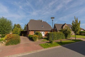A residential area with houses, a paved driveway, and a street. - Vacation home Ruh di ut (ID 412) (Tönning)
