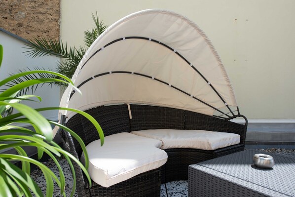 Unclassified image, 1 of 53, button