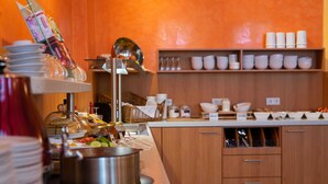 Una mesa de buffet con diversos alimentos y utensilios.