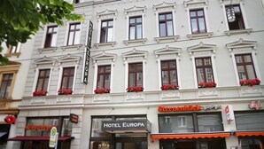 Un edificio con múltiples ventanas, un cartel que dice Hotel Europa y un restaurante Sternbäck.