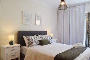 2 bedrooms, iron/ironing board, travel crib, free WiFi - Machico Beach, a Home in Madeira (Machico)
