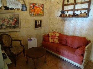 TV, fireplace, books - Unusual stay in a troglodite gîte (Troo)