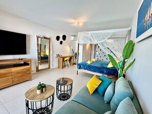 1 makuuhuone, tallelokero huoneessa, työpöytä, silitysrauta/-lauta