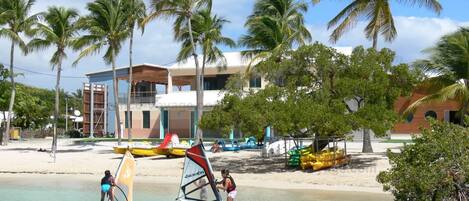 Chaises longues, serviettes de plage